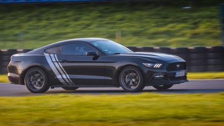 Pojedynek Ford Mustang vs. KTM X-Bow | 2 okrążenia | Wiele Lokalizacji
