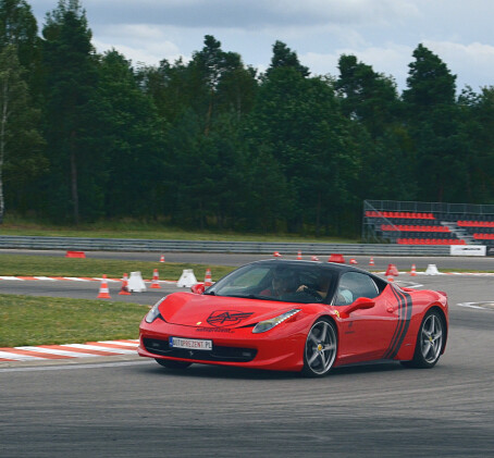 Pojedynek Nissan GTR vs. Ferrari F458 Italia | 2 okrążenia | Wiele Lokalizacji