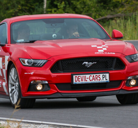Pojedynek Nissan GTR vs. Ford Mustang | 2 okrążenia | Wiele Lokalizacji