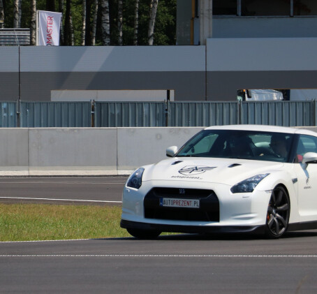 Pojedynek Ferrari F430 vs. Nissan GTR | 2 okrążenia | Tor Główny