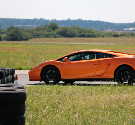 Pojedynek Ferrari 458 Italia vs. Lamborghini Gallardo | 2 okrążenia | Tor Główny