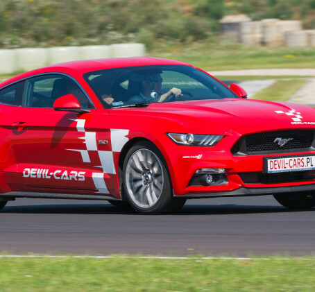 Pojedynek Nissan GTR vs. Ford Mustang | 2 okrążenia | Tor Główny