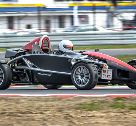 Pojedynek Ferrari F430 vs. Ariel Atom | 2 okrążenia | Tor Główny
