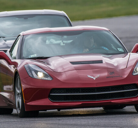 Pojedynek Chevrolet Corvette C7 vs. Ford Mustang | 2 okrążenia | Wiele Lokalizacji