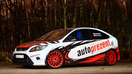 Pojedynek Mitsubishi Evo 10 vs. Ford Focus RS | 2 okrążenia_Prezent dla Ciebie_P