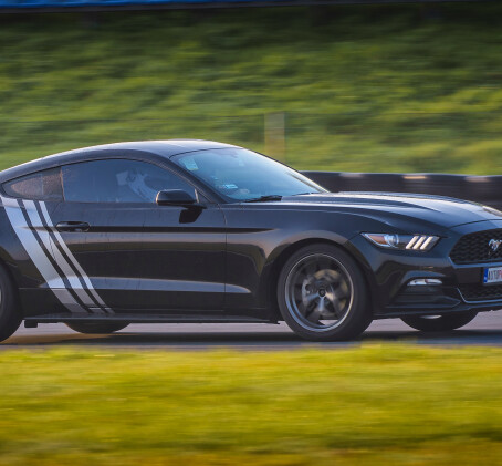 Pojedynek Chevrolet Corvette C7 vs. Ford Mustang | 2 okrążenia | Tor Główny