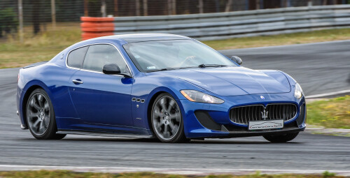 Pojedynek Alfa Romeo Giulia Quadrifoglio vs. Maserati GT MC Stradale - Prezent dla faceta _P