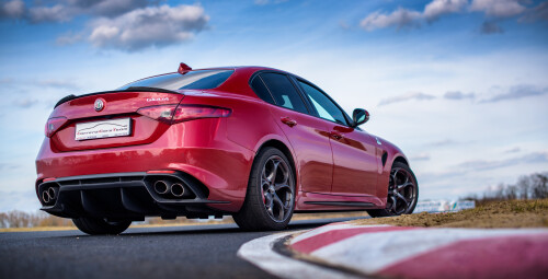 Pojedynek Alfa Romeo Giulia Quadrifoglio vs. Maserati GT MC Stradale - Prezent dla chłopka _P