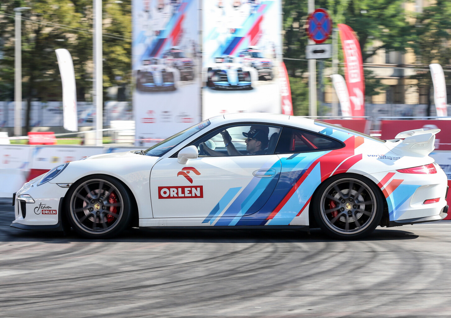 Pojedynek Porsche 911 (991) “Robert Kubica Signature” vs. Maserati GT MC Stradale | 2 okrążenia | Wiele Lokalizacji