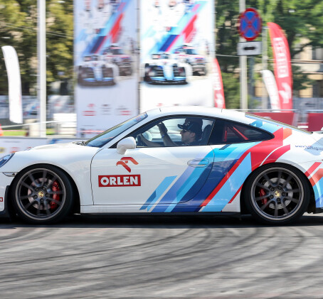 Pojedynek Porsche 911 (991) “Robert Kubica Signature” vs. Maserati GT MC Stradale | 2 okrążenia | Wiele Lokalizacji