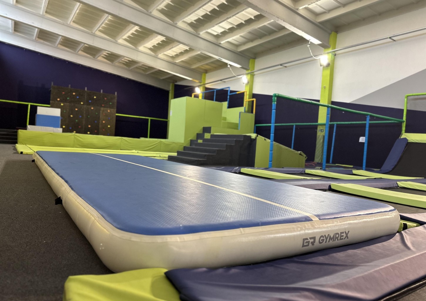 Szalona Zabawa w Parku Trampolin dla Rodziny | Płock