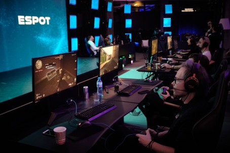 Gra na Profesjonalnym Komputerze E-sportowym dla Dwojga (180 minut) | Warszawa