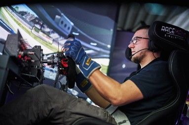 Jazda w Symulatorze Wyścigowym | Bielsko-Biała | Racemand – Centrum Wirtualnego Motorsportu | Prezent dla Męża_PP