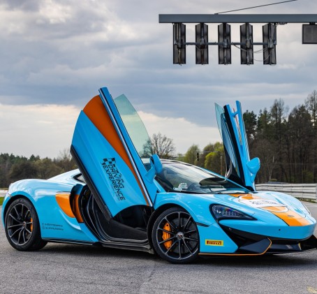 Poprowadź McLaren 570GT (2 okrążenia) | Wiele Lokalizacji