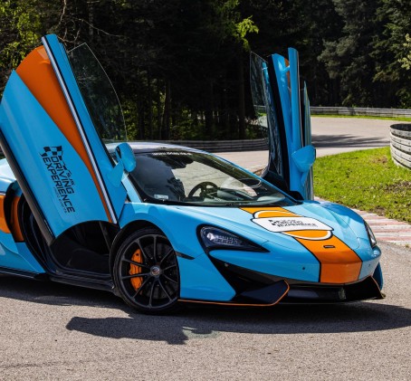 Poprowadź McLaren 570GT (5 okrążeń) | Wiele Lokalizacji