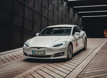 Jazda Teslą Model S z Autopilotem Ulicami Miasta (45 minut) | Wiele Lokalizacji