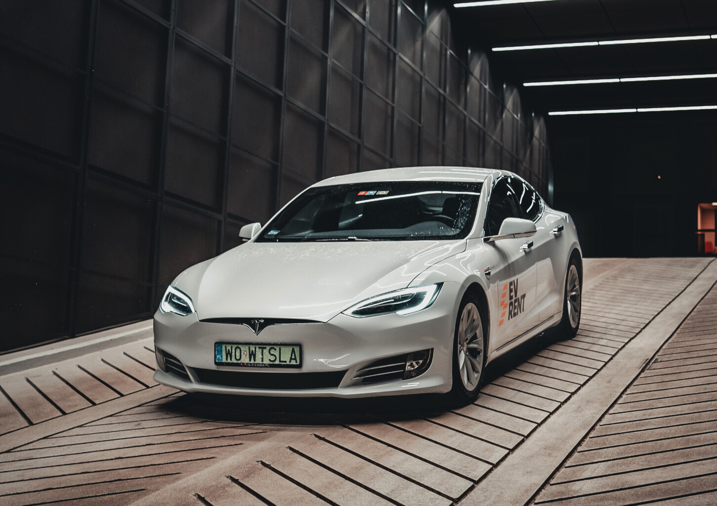 Jazda Teslą Model S z Autopilotem Ulicami Miasta (60 minut) | Wiele Lokalizacji