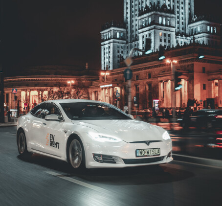 Poszalej Teslą Model S z Autopilotem Ulicami Miast | Wiele Lokalizacji