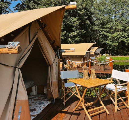 Romantyczny Pobyt w Namiocie na Wodzie (2 Noce, 2 Osoby) | Freedolina Glamping | Dormowo