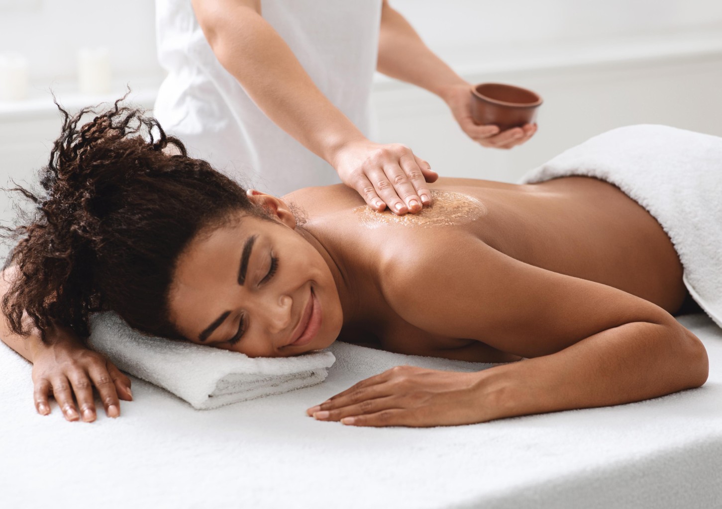 Masaż Relaksacyjny z Peelingiem i Maską | Chmielno