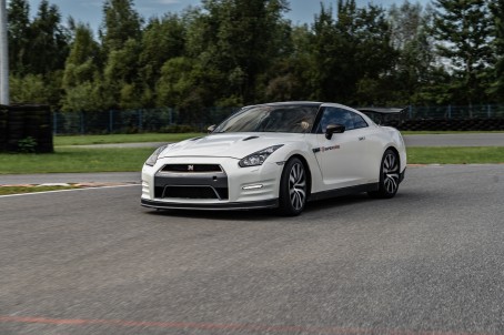 Pojedynek Ferrari F430 vs. Nissan GTR | 2 okrążenia | Wiele Lokalizacji