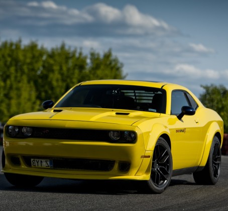 Jazda Dodge Challenger | 2 okrążenia | Wiele Lokalizacji