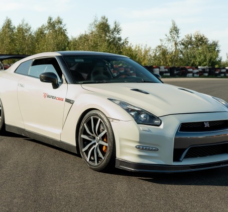 Pojedynek Lamborghini Gallardo vs. Nissan GTR | 4 okrążenia | Wiele Lokalizacji