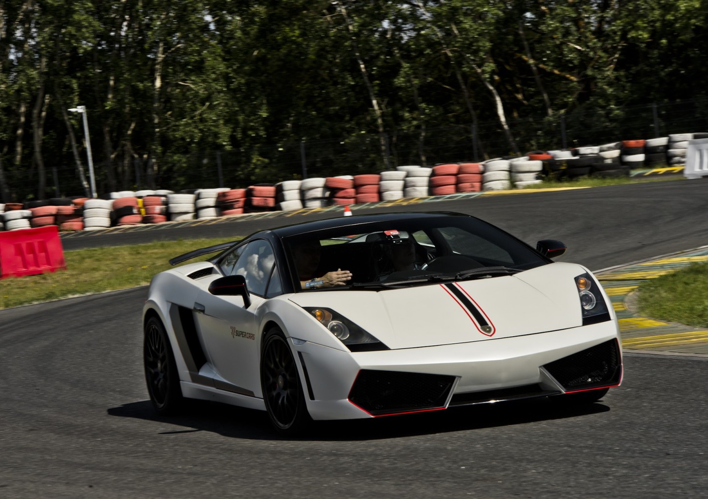 Pojedynek Lamborghini Gallardo vs. Nissan GTR | 4 okrążenia | Wiele Lokalizacji