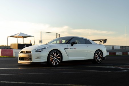 Pojedynek Ferrari F430 vs. Nissan GTR | 4 okrążenia | Wiele Lokalizacji