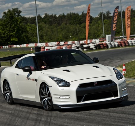 Pojedynek Ferrari F430 vs. Nissan GTR | 4 okrążenia | Wiele Lokalizacji