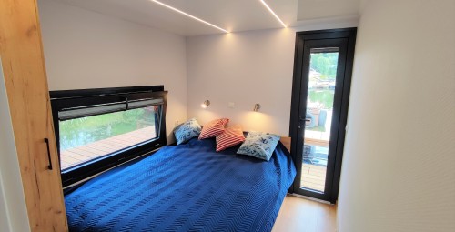 Odprężający Pobyt w Domku na Wodzie (2 Noce, 7 Osób) | HouseBoat Odra | Prezent dla Przyjaciół_P