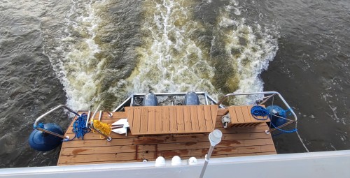 Odprężający Pobyt w Domku na Wodzie (2 Noce, 7 Osób) | HouseBoat Odra | Prezent dla Przyjaciółek_P