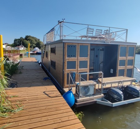 Odprężający Pobyt w Domku na Wodzie (2 Noce, 1-7  Osób) | HouseBoat Odra | Uraz