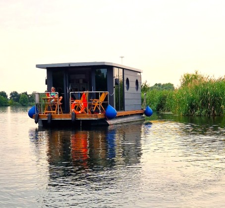 Relaksujący Pobyt w Domku na Wodzie (2 Noce, 5 Osób) | HouseBoat Odra | Uraz