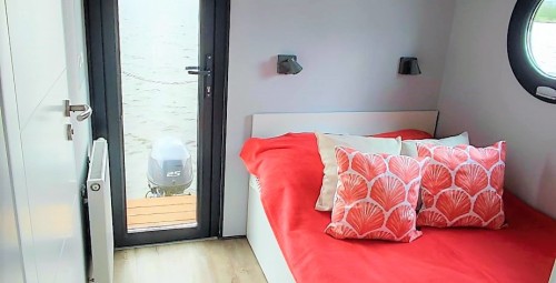 Relaksujący Pobyt w Domku na Wodzie (1 Noc, 5 Osób) | HouseBoat Odra | Prezent dla Przyjaciół_P