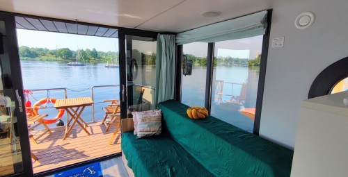 Relaksujący Pobyt w Domku na Wodzie (1 Noc, 5 Osób) | HouseBoat Odra | Prezent dla Koleżanek_P