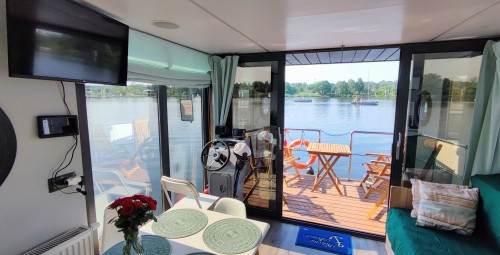 Relaksujący Pobyt w Domku na Wodzie (1 Noc, 5 Osób) | HouseBoat Odra | Prezent dla Kolegów_P