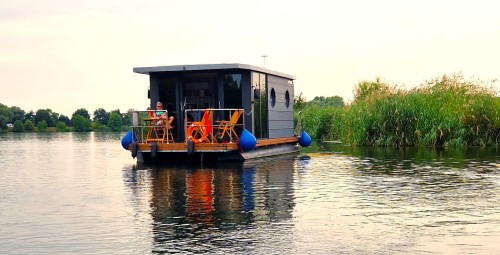 Relaksujący Pobyt w Domku na Wodzie (1 Noc, 5 Osób) | HouseBoat Odra | Prezent na Rocznicę_P