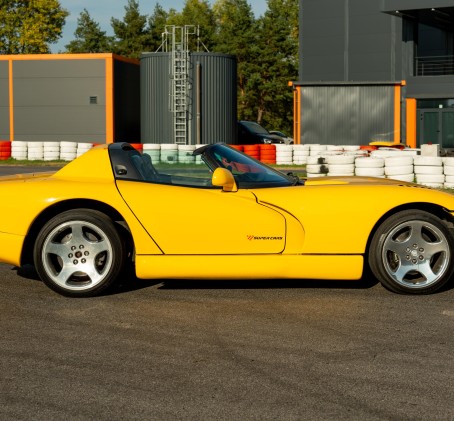 Jazda Dodge Viper VIP Extreme | 2 okrążenia | Wiele Lokalizacji