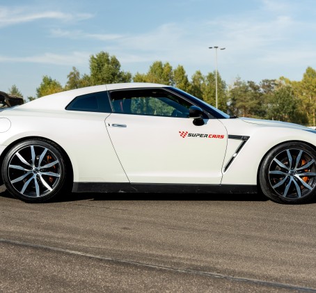 Jazda Nissanem GTR VIP Extreme | 2 okrążenia | Wiele Lokalizacji