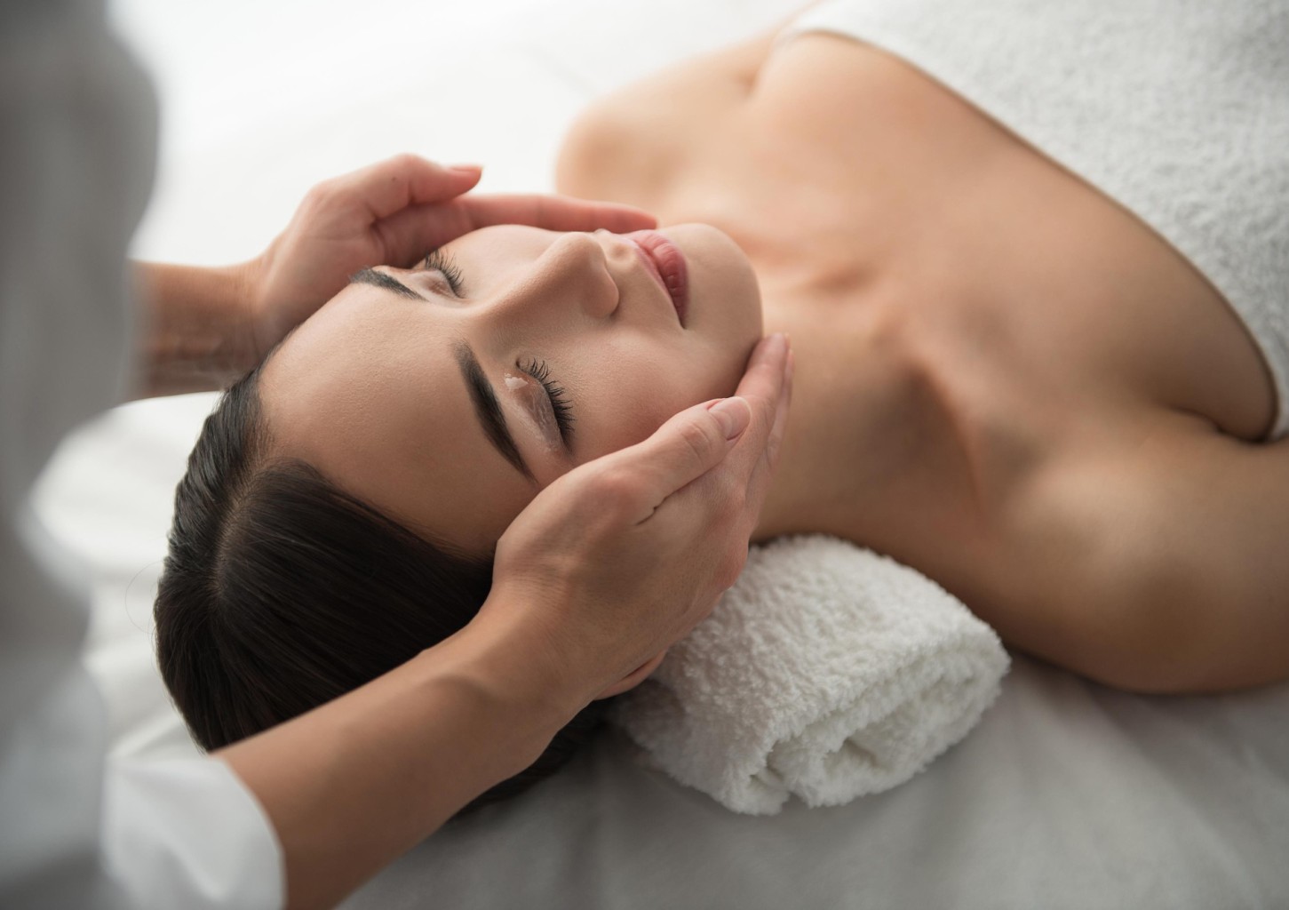 Odmładzający Zabieg na Twarz | Piła