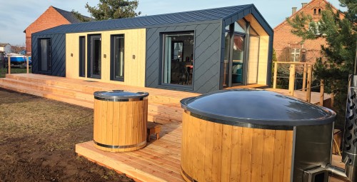 Odprężający Pobyt w Domku na Skraju Rzeki (2 Noce, 6 Osób) | HouseBoat Odra | Prezent dla Koleżanek_P