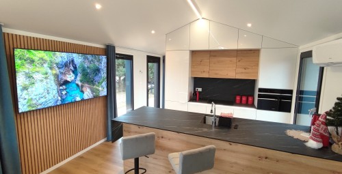 Odprężający Pobyt w Domku na Skraju Rzeki (2 Noce, 6 Osób) | HouseBoat Odra | Prezent dla Przyjaciół_P