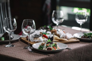 Shitty Dinner - Komediowa Kolacja dla Dwojga | Poznań-Prezent dla Teściów_S