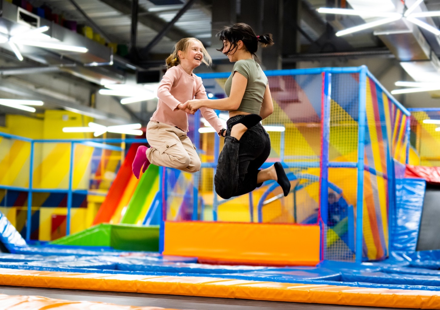 Szalona Zabawa w Parku Trampolin dla Przyjaciół (60 minut) | Suwałki