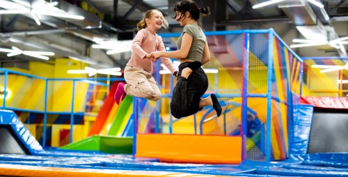 Szalona Zabawa w Parku Trampolin dla Przyjaciół (60 minut) | Suwałki-Prezent dla Przyjaciół_S