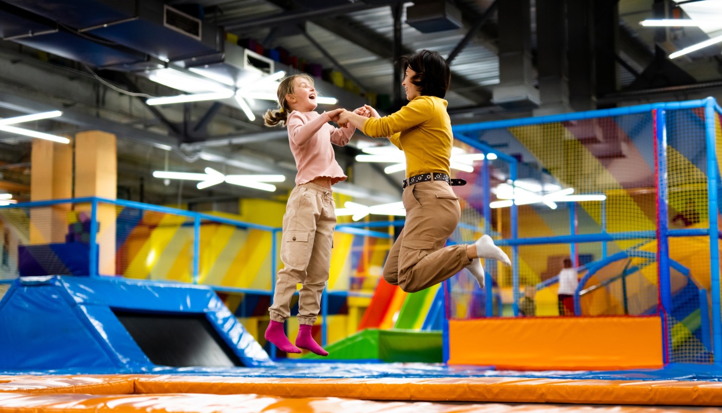 Szalona Zabawa w Parku Trampolin dla Przyjaciół (120 minut) | Suwałki