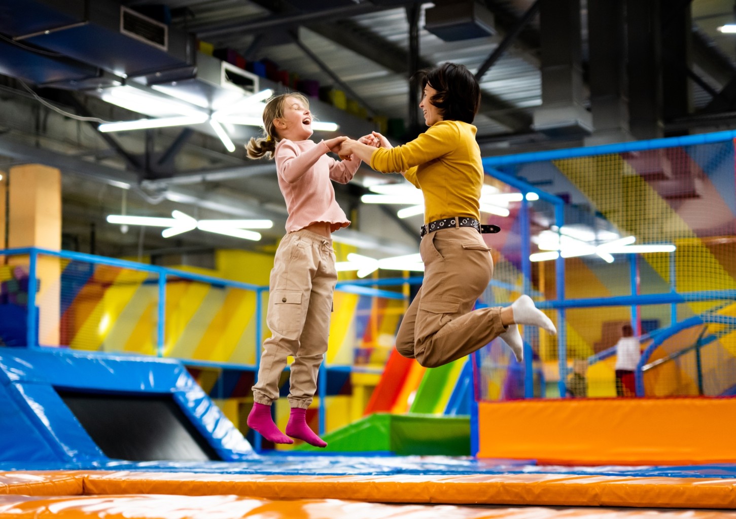 Szalona Zabawa w Parku Trampolin dla Przyjaciół (120 minut) | Suwałki