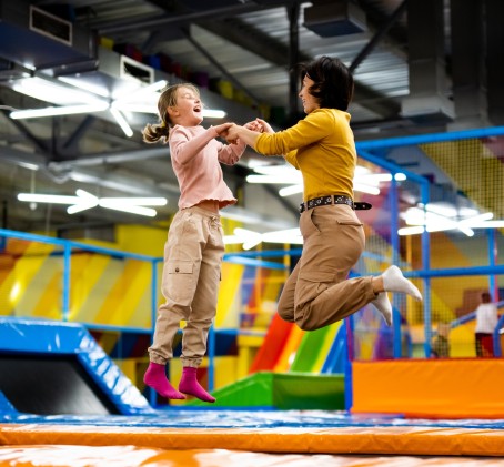 Szalona Zabawa w Parku Trampolin dla Przyjaciół (120 minut) | Suwałki