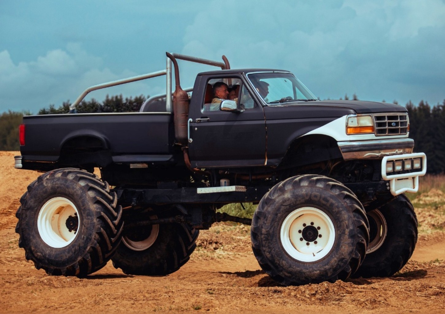 Jazda Co-Drive Monster Truckiem (4 osoby) | Wiele Lokalizacji